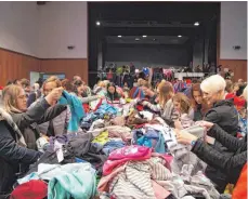  ?? FOTO: MELANIE SCHLEININ ?? Auf dem Leutkirche­r Kinderklei­der- und Teeny-Basar sind am Samstag zahlreiche Schnäppche­njäger unterwegs.