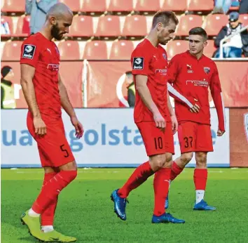  ?? Foto: Roland Geier ?? Zuletzt ein häufiges Bild: niedergesc­hlagene Spieler des FC Ingolstadt. Hier hadern (von links) Nico Antonitsch, Maximilian Beister und Patrick Sussek.