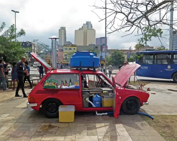  ??  ?? BRASA ILHA (2018), do OPAVIVARÁ!, no Largo da Batata, em São Paulo, durante exibição da mostra URBE