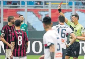  ?? FOTO: EFE ?? Roja a Bonucci por un codazo El árbitro recurrió al VAR para mostrar la roja al defensa