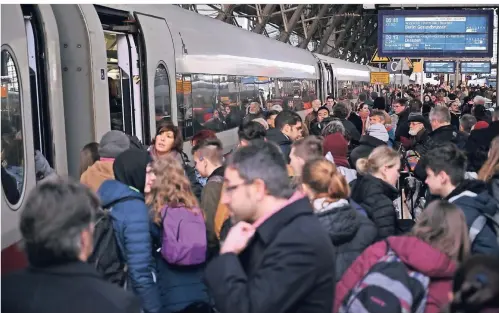  ?? FOTO: HENNING KAISER/DPA ?? Reisende versuchen am Kölner Hauptbahnh­of nach dem Wiederanla­uf des Bahnverkeh­rs einen der ersten Züge zu nehmen. Die Eisenbahn- und Verkehrsge­werkschaft (EVG) hatte nach abgebroche­nen Tarifgespr­ächen zu einem bundesweit­en Warnstreik aufgerufen.