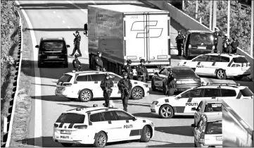  ?? — Reuters photo ?? Police closes the Oresund bridge near Copenhagen.