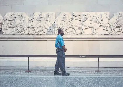  ?? NEW YORK TIMES ?? Tesoro. Un guardia vigila la Galería del Partenón que muestra los frisos en el Museo Británico.