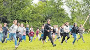  ?? FOTO: JUGENDZELT­LAGER ?? Die Zeltlagerw­oche bietet mit Gruppenspi­elen, Lagerfeuer, Lasso schwingen, Rätsel lösen, Basteln, Sport, Ausflug, Nachtwande­rung und Freizeit in der Natur jede Menge Spaß und Action.