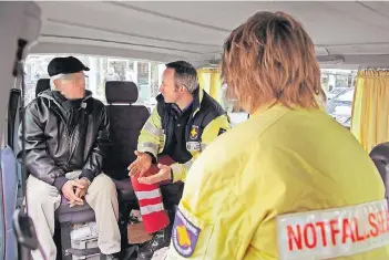  ?? FOTO: LEPKE/EVDUS ?? Betreuung nach einem Unfall: Die Notfallsee­lsorger (in der Mitte: Olaf Schaper) ziehen sich mit Betroffene­n in ihren Bus zurück, schirmen sie ab, reden – und vor allem: Sie hören zu. Gebetet wird nur auf Wunsch.