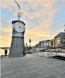  ??  ?? Im Viertel Aker Brygge steht Altes neben Neuem, im Fjord schwimmen zahlreiche, extrem beliebte Saunahäusc­hen.