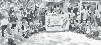  ??  ?? MURID-murid merakam gambar bersama Robiah (berdiri lima kanan), Mohd. Rafidul (berdiri lapan kiri) dan AJK PIBG serta guru-guru yang lain.