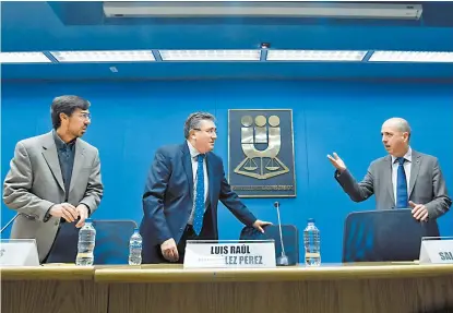  ??  ?? Julio Ríos, del CIDE; el Luis Raúl González y Pedro Salazar, director del IIJ de la UNAM.