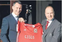  ?? Picture: PA. ?? Ryan Giggs poses with a Wales shirt and FAW chief executive Johnathan Ford.