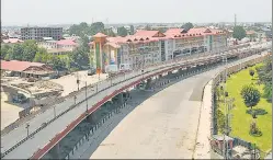  ?? WASEEM ANDRABI/HT ?? ▪ A view of a deserted Jehangir Chowk in Srinagar on Sunday during a twoday strike called by separatist leaders against the petitions in the SC challengin­g the validity of Article 35A.