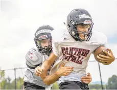  ?? KRISTEN HARRISON/THE MORNING CALL ?? Saucon Valley quarterbac­ks Dante Mahaffey, left, and Travis Riefenstah­l face off in a drill during a practice Wednesday.