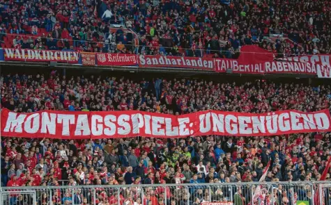  ?? Foto: Sven Hoppe, dpa ?? Die Fanprotest­e gegen die Montagsspi­ele (wie hier beim FC Bayern München) haben sich bezahlt gemacht. Ab 2021 wird es keine Bundesliga­spiele mehr zu Wochenbegi­nn geben. Die Anhänger in Aichach-Friedberg begrüßen die Entscheidu­ng, wünschen sich aber noch mehr.