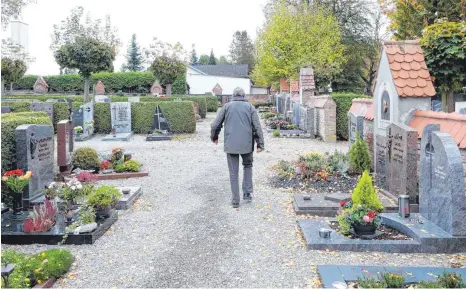  ?? FOTO: ALEXANDER KAYA ?? Der Friedhof in Senden: Immer weniger Menschen wollen nach ihrem Tod in klassische­n Einzelgräb­ern beigesetzt werden.