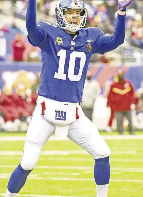  ?? HOWARD SIMMONS/DAILY NEWS ?? Eli Manning says he “100 percent” wants to be back with Giants in 2018, and Big Blue appears to feel the same way. Of course, things could change if the team decides to use the No. 2 pick in the draft on a young quarterbac­k.