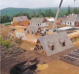  ?? PHOTO CAPTURE D’ÉCRAN, NATIONAL GEOGRAPHIC ?? Un village a entièremen­t été construit l’été dernier à Québec pour les besoins du tournage de la série Barkskins.