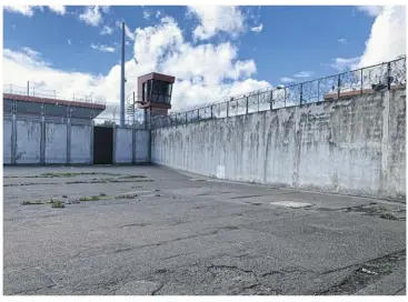  ?? Manon Varaldo ?? Récupérés dans la cour de promenade de la prison de Bois-d’arcy (Yvelines), les téléphones devaient servir à alimenter le marché parallèle de la détention.