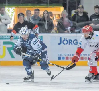  ?? FOTO: FLORIAN WOLF ?? Garrett Milan (links, im Heimspiel gegen Peiting) steuert einen Treffer und eine Vorlage gegen die Starbulls aus Rosenheim bei. Am Ende verlieren die Islanders dennoch mit 3:5.