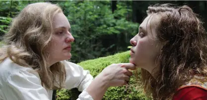  ?? ?? Elisabeth Moss och Odessa Young i Shirley.