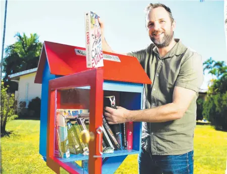  ?? Picture: ALIX SWEENEY ?? TRIBUTE: Ben Freeman has started the Parnell Crt Street Library in memory of his cousin.