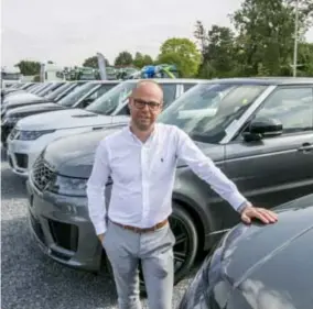  ?? FOTO JOREN DE WEERDT ?? Nik Bosmans verkoopt de laatste stockwagen­s in zijn garage in Herentals met kortingen tot 20%.