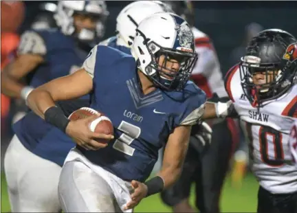  ?? ERIC BONZAR — THE MORNING JOURNAL ?? Lorain quarterbac­k Davion Dower (2) looks for a hole in the Shaw defense Sept. 30, 2016.