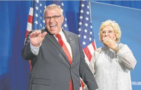  ?? // AFP ?? El candidato a gobernador de Illinois, Darren Bailey, y su esposa Cindy celebran el triunfo en las primarias