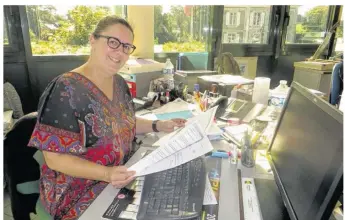  ??  ?? Élisabeth Aubert a assuré l’accueil du public et des travaux administra­tifs à la mairie de Pleslin.