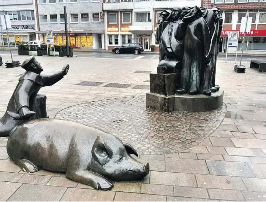  ?? BILD: Freya Pfister ?? Der Eberborgbr­unnen in der Cloppenbur­ger Innenstadt: Damals standen die Landwirte vor existenzie­llen Problemen. Heutzutage sind die Probleme andere, betroffen sind aber wieder die Schweinewi­rte im Landkreis.