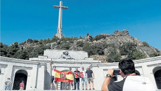  ?? EFE ?? Para la foto. Un grupo de personas se fotografía en la explanada del Valle de los Caídos, ayer. El gobierno quiere acelerar los tiempos.
