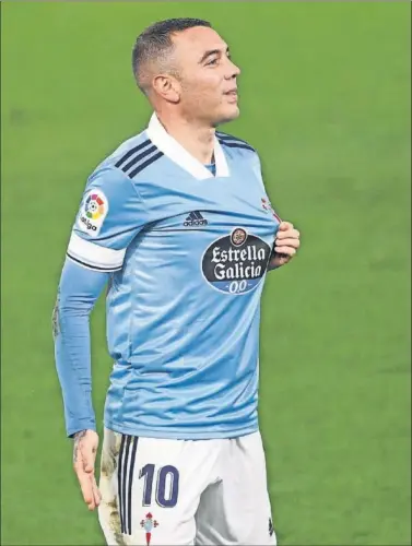  ??  ?? Iago Aspas muestra el escudo del Celta después de marcar un gol.