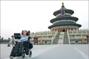  ?? PROVIDED TO CHINA DAILY ?? Stephen Hawking visits the Temple of Heaven in Beijing in 2006.