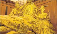  ??  ?? Auch der Prunksarg von König Friedrich I. steht im Berliner Dom.