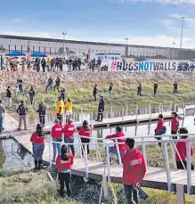  ?? LUIS TORRES/ EL HERALDO DE JUÁREZ ?? Familias se reunieron en la frontera