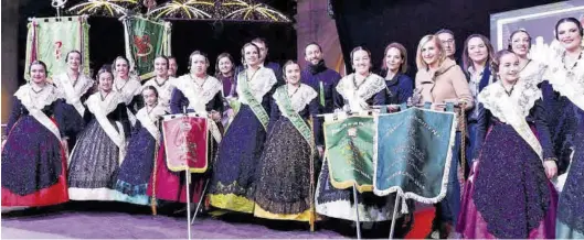  ?? TONI LOSAS ?? Momento de la entrega del premio a la gaiata ganadora en la plaza Mayor de Castelló, momentos antes de celebrarlo en su sector por todo lo alto.