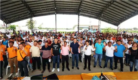  ?? Chris Navarro ?? PDP LABAN OATH TAKING. Tito Mendiola, Regional Chairman of PDP Laban -Central Luzon and PDP Laban Masantol President Mayor Dan Guintu led Saturday’s mass oath taking of new members during the party’s Federalism Forum and Basic Membership Seminar....