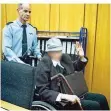  ?? FOTO: GUIDO KIRCHNER/DPA ?? Ein Justizbeam­ter schiebt den 94-Jährigen mit dem Rollstuhl in den Sitzungssa­al.