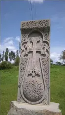  ??  ?? Gravkors, khachkar, på en armenisk kyrkogård. I en strävan att bevara korsen, som pryder kyrkor och gravgårdar började man mejsla fram dem ur sten.