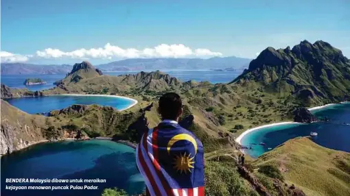  ??  ?? BENDERA Malaysia dibawa untuk meraikan kejayaan menawan puncak Pulau Padar.