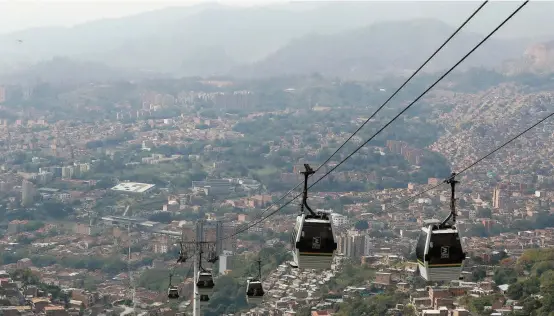  ?? FOTO MANUEL SALDARRIAG­A ?? Así se veía Medellín el día de ayer. Según la página del Siata, de las 20 estaciones que hay en el Valle de Aburrá para monitorear la calidad del aire, una estaba en color rojo, cuatro en naranja y dos no reportaban informació­n.