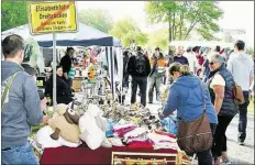  ?? BILD: HANS PASSMANN ?? Riesenfloh­markt in Elisabethf­ehn: Etwa 50000 Besucher waren auf Schnäppche­njagd.