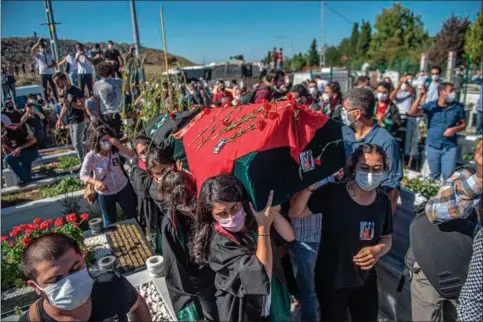  ??  ?? Venner og familie baerer kisten med den afdøde Ebru Timtik ved hendes begravelse forleden i Istanbul. Hun er det seneste symbol på de tyrkiske myndighede­rs jagt på opposition­elle.
Foto: Bülent Kilic/AFP