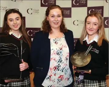  ??  ?? PERPETUAL JUNIOR AND SENIOR AWARDS: Shannon Keane, art teacher Mary Andrew and Leah Quigg.