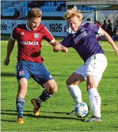  ?? Foto: Dirk Sing ?? Führten schnell mit 2:0: Rainer Meisinger (rechts), hier gegen Hollenbach, und der VfR Neuburg siegten beim BC Adelzhause­n letztlich mit 4:2.