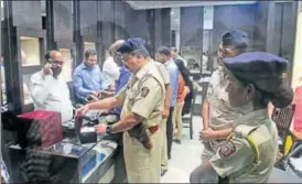  ?? PTI ?? ▪ Enforcemen­t Directorat­e conducts raids at jewellery shops in Mumbai on Monday in connection with the probe into the Punjab National Bank fraud