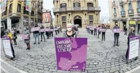  ?? Foto: Oskar Montero ?? Concentrac­ión de apoyo a las mujeres presas convocada por Sare, ayer en la plaza Consistori­al de Pamplona.