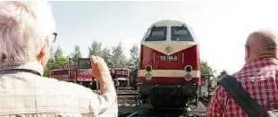  ??  ?? In Bild und Ton festgehalt­en wurde die Parade der Lokomotive­n, hier ist die Diesellok  - von allen Seiten auf der Drehscheib­e zu bewundern. Foto: Christiane Weber