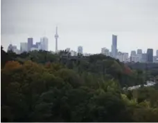  ?? MELISSA RENWICK/TORONTO STAR ?? The changing fall colours surround the Don Valley Pkwy. and can be seen against the downtown skyline from the Leaside Bridge on Millwood Rd.