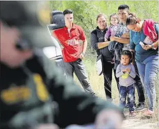  ??  ?? DIFICIL. A diario, en la frontera entre México y Estados Unidos, se suceden escenas como esta.