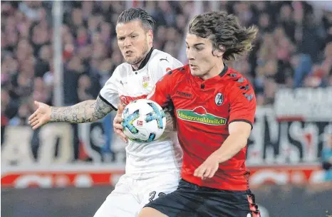  ?? FOTO: IMAGO ?? Klare Torchance vereitelt oder nicht? Caglar Söyüncü (re.) berührt den Ball als letzter Mann im Zweikampf mit Daniel Ginczek mit der Hand.