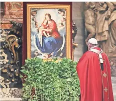  ?? FOTO: GRZEGORZ GALAZKA/DPA ?? Papst Franziskus betet im Petersdom. Er soll nichts von den Vorwürfen gegen einen seiner Kardinäle gewusst haben.